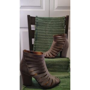 Brash Strappy Cage Peep Toe Booties Taupe Gray Suede Block Heel Booties Size 7.5